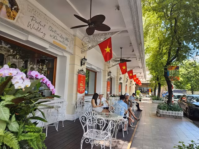 Một khách sạn ở đường Đồng Khởi, "view" nhìn ra Nhà hát TP HCM được nhiều du khách lựa chọn dịp lễ 30-4. Ảnh: Lam Giang Một khách sạn ở đường Đồng Khởi, "view" nhìn ra Nhà hát TP HCM được nhiều du khách lựa chọn dịp lễ 30-4. Ảnh: Lam Giang