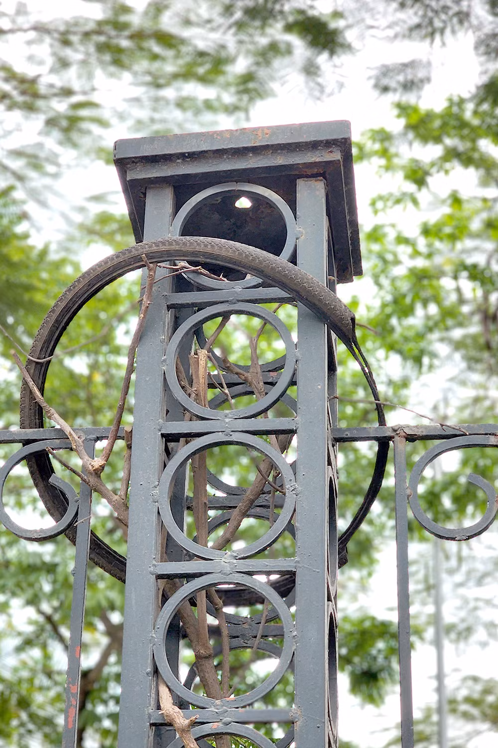 Phế liệu vứt bừa bãi trên trụ rào sắt.