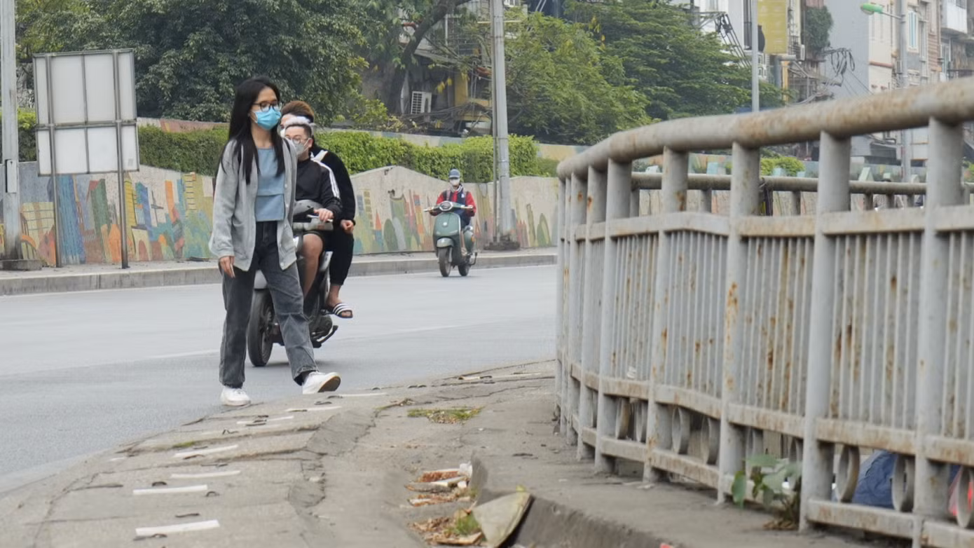 Nhiều người không còn lựa chọn nào khác ngoài việc băng qua lòng đường sang vỉa hè đối diện. Nhiều người không còn lựa chọn nào khác ngoài việc băng qua lòng đường sang vỉa hè đối diện.