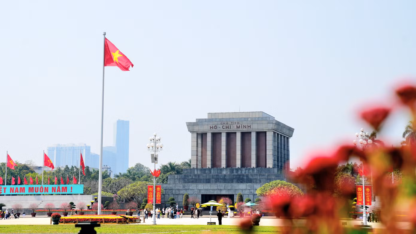 Khu vực quảng trường Ba Đình và đoạn phố Phan Đình Phùng - Cửa Bắc cũng thu hút đông đảo người dân tới đón không khí xuân mới. Khu vực quảng trường Ba Đình và đoạn phố Phan Đình Phùng - Cửa Bắc cũng thu hút đông đảo người dân tới đón không khí xuân mới.