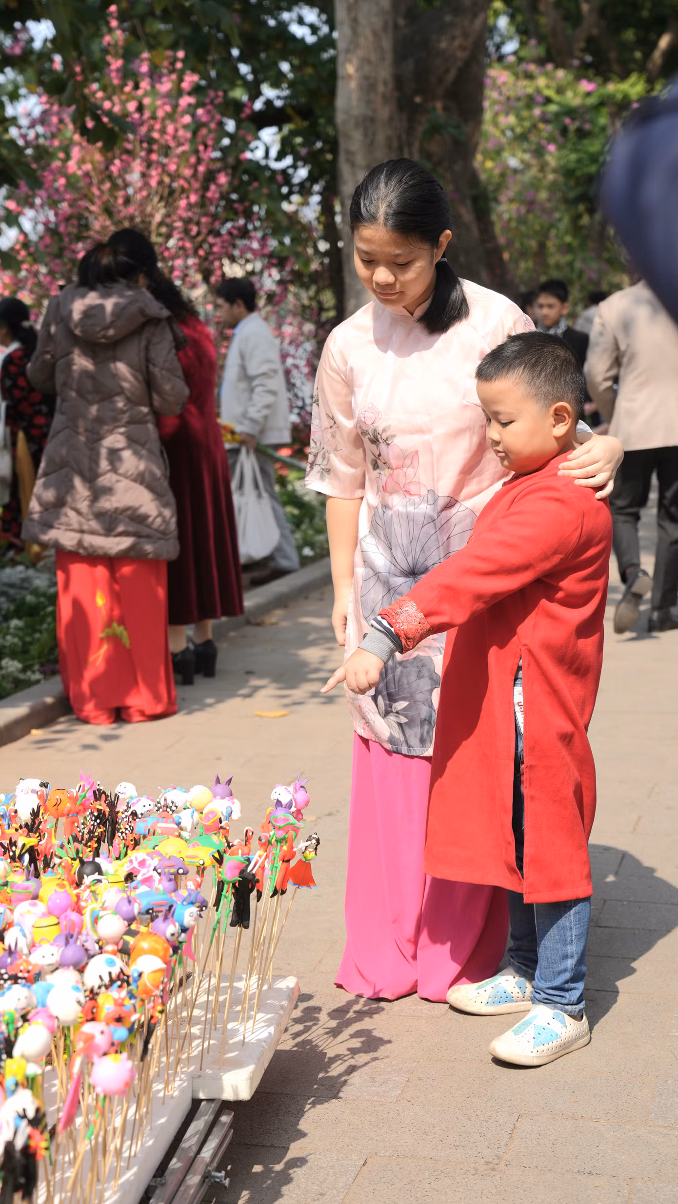 Các em nhỏ xúng xính diện đồ đón xuân, dạo chơi cùng gia đình, làm không khí phố phường càng thêm thanh bình, dễ chịu. Các em nhỏ xúng xính diện đồ đón xuân, dạo chơi cùng gia đình, làm không khí phố phường càng thêm thanh bình, dễ chịu.