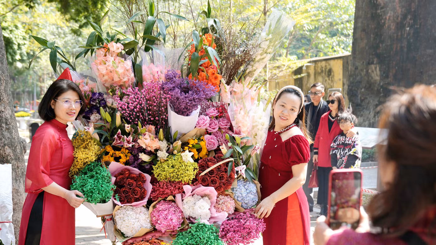 Khu vực quảng trường Ba Đình và đoạn phố Phan Đình Phùng - Cửa Bắc cũng thu hút đông đảo người dân tới đón không khí xuân mới. Khu vực quảng trường Ba Đình và đoạn phố Phan Đình Phùng - Cửa Bắc cũng thu hút đông đảo người dân tới đón không khí xuân mới.