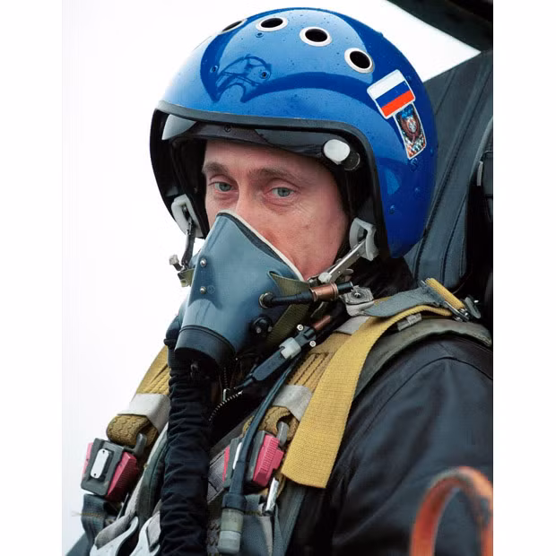 Tổng thống Liên bang Nga Vladimir Putin là người để lại nhiều dấu ấn trong Học thuyết quân sự Liên bang Nga đương đại - ảnh chụp Vladimir Putin khi còn giữ chức quyền tổng thống mặc đồ bay ngồi ghế sau chiếc Su-27UB tới thị sát khu vực chiến sự tại Grozny, Tchesnia ngày 20/3/2000 (Ảnh Associated Press).
