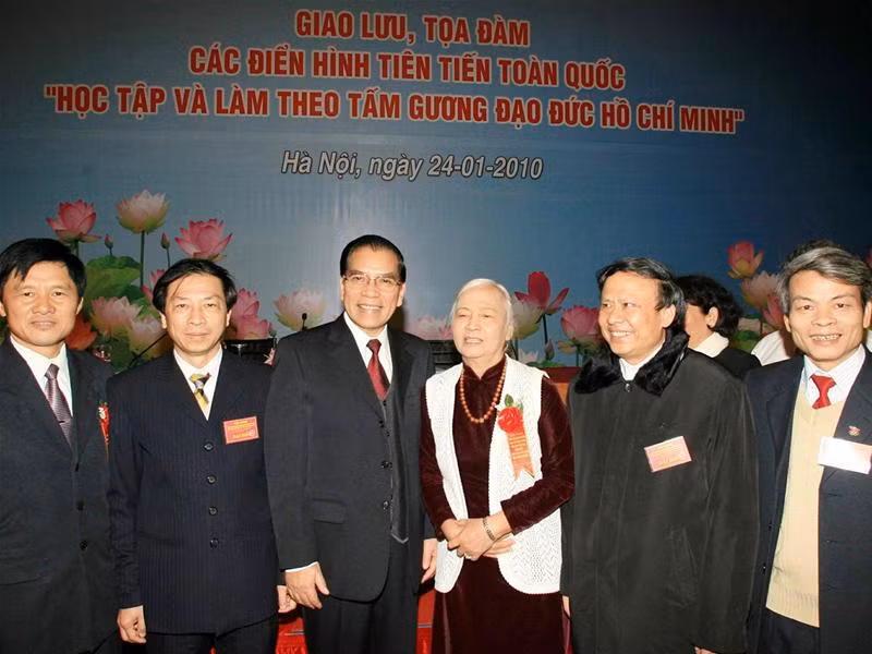 Tổng Bí thư Nông Đức Mạnh với các điển hình tiên tiến toàn quốc. Ảnh: Thống Nhất Tổng Bí thư Nông Đức Mạnh với các điển hình tiên tiến toàn quốc. Ảnh: Thống Nhất