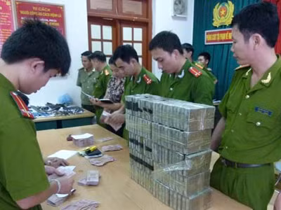 100 bánh heroin và những tang vật thu trong xe ô tô 