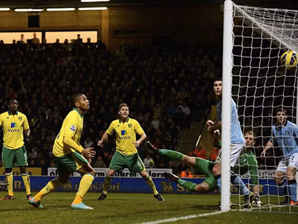 Pha đệm bóng tút ngăn tỉ số xuống 3-4 của các cầu thủ Norwich. Ảnh: Reuters