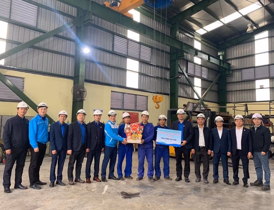 Đoàn công tác thăm, tặng quà Tết cho tổ lao động xuất sắc