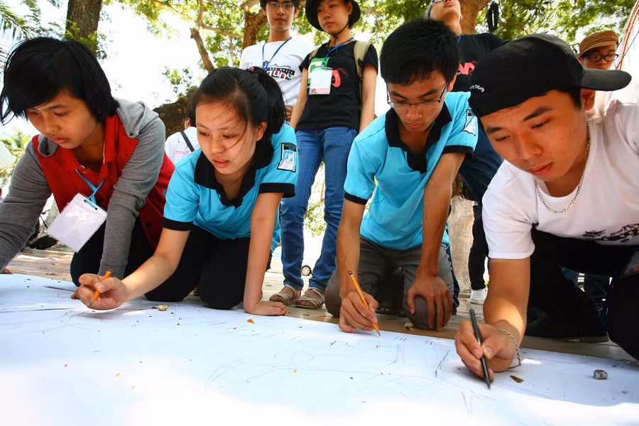 Bò ra vỉa hè cùng dựng hình…