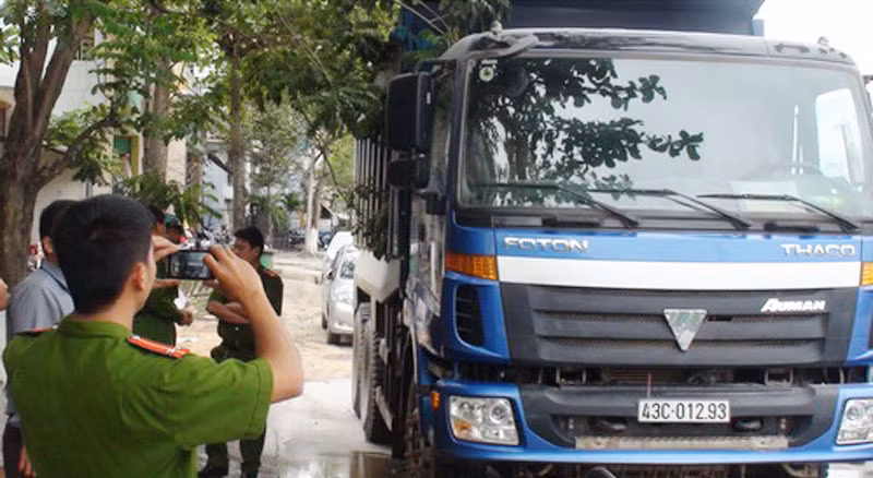 Cán bộ Sở cảnh sát phòng cháy chữa cháy Đà Nẵng kiểm tra hiện trường vụ cháy xe sáng 27-2. Ảnh: Đoàn Cường