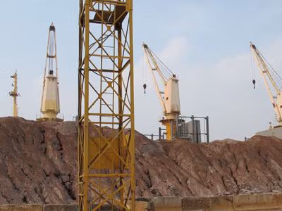 Hơn 6.458 tấn quặng kẽm vất ở cảng Hải Phòng. Ảnh: Phạm Duẩn