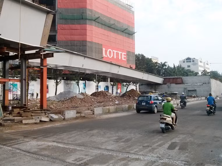 Vị trí dầm cầu thi công bị rơi xuống. Vị trí dầm cầu thi công bị rơi xuống