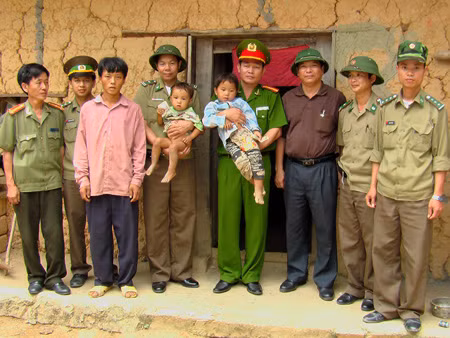 Cảnh sát hình sự Công an tỉnh Hà Giang cùng bộ đội Biên phòng giải cứu cháu bé trong chuyên án bắt cóc trẻ em bán sang Trung Quốc
