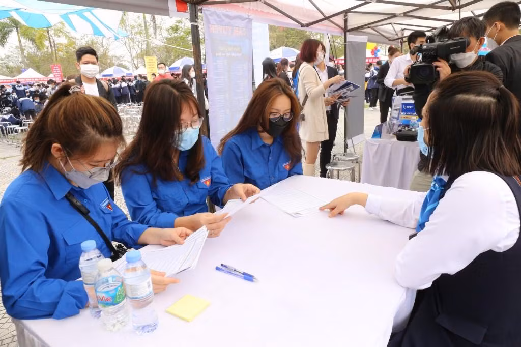 Bạn trẻ tham gia ngày hội việc làm do Thành Đoàn Hà Nội phối hợp với các đơn vị liên quan tổ chức