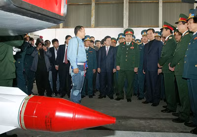 Thủ tướng Nguyễn Tấn Dũng nghe giới thiệu về tính năng kỹ chiến thuật của máy bay Su-30MK2-