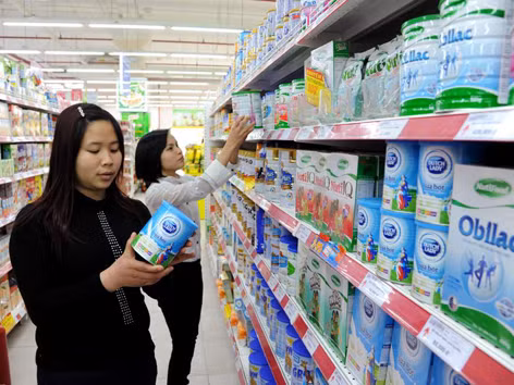 Quản lý giá sữa đang lộ ra nhiều lỗ hổng. Ảnh: hồng vĩnh