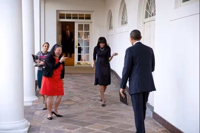 Vợ chồng tổng thống Obama đùa nghịch với tham mưu trưởng Đệ nhất phu nhân Tina Tchen