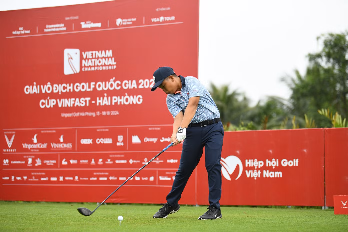 Sinh năm 2010, Nguyễn Trọng Hoàng có gần 5 năm chơi golf. Năm 2024 là năm thứ hai Trọng Hoàng tham dự Giải Vô địch Golf Quốc gia. “Nếu năm trước tham gia với mục đích giao lưu, trải nghiệm thì năm nay em phấn đấu đạt thành tích tốt nhất có thể, ít nhất là lọt top 10, hơn nữa là top 5”, Trọng Hoàng chia sẻ. Sinh năm 2010, Nguyễn Trọng Hoàng có gần 5 năm chơi golf. Năm 2024 là năm thứ hai Trọng Hoàng tham dự Giải Vô địch Golf Quốc gia. “Nếu năm trước tham gia với mục đích giao lưu, trải nghiệm thì năm nay em phấn đấu đạt thành tích tốt nhất có thể, ít nhất là lọt top 10, hơn nữa là top 5”, Trọng Hoàng chia sẻ.