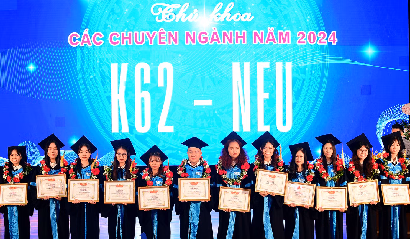 Nguyễn Hoàng Dương, Mai Xuân Bách, Nguyễn Khánh Linh, Hoàng Mai Hương cùng các thủ khoa vinh dự nhận Giấy khen của Trường ĐH Kinh tế Quốc dân.