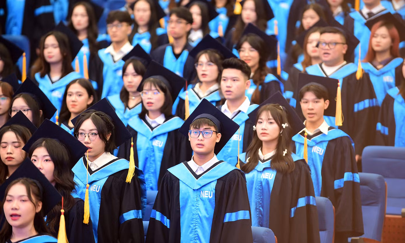 Tốt nghiệp đại học chính quy năm 2024 của Trường ĐH Kinh tế Quốc dân có 3.690 tân cử nhân. Trong đó, có 50 thủ khoa các ngành; 1.420 cử nhân xuất sắc; hơn 600 cử nhân các chương trình bằng Tiếng Anh, trong đó có các cử nhân ngành Kế toán, Kiểm toán tích hợp chứng chỉ nghề nghiệp quốc tế uy tín ICAEW CFAB (CC về tài chính, kế toán, kinh doanh), ngành Logistics và quản lý chuỗi cung ứng tích hợp chứng chỉ quốc tế - AGKN.