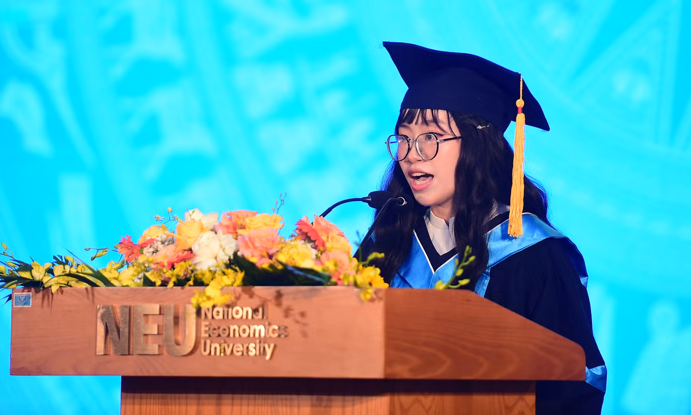 Nguyễn Dạ Thu Hương lớp Quan hệ Công chúng, khoa Marketing, đại diện sinh viên tốt nghiệp phát biểu tại lễ trao bằng tốt nghiệp. Tốt nghiệp loại xuất sắc với kết quả học tập 3.63/4.0 và điểm rèn luyện 100/100 làm đẹp thêm bảng thành tích ấn tượng như Giải thưởng Sao Tháng Giêng cấp Trung ương; Sinh viên 5 tốt cấp thành phố Hà Nội; giải Ba cuộc thi học thuật Vietnam Airlines Youth Travel Awards… “Tôi cảm thấy rất vinh dự và tự hào khi được đại diện cho các tân cử nhân Khoá 62 phát biểu trong lễ tốt nghiệp, chia sẻ cảm xúc về hành trình đáng nhớ dưới mái nhà ĐH Kinh tế Quốc dân”, Hương chia sẻ