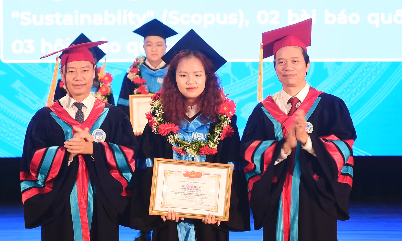 Nguyễn Khánh Linh đạt kết quả GPA: 8.42/10 – 4.0/4.0; hoàn thành chương trình học tập tại trường trong 3 năm; giành nhiều học bổng và giải thưởng nghiên cứu khoa học cấp trường. Linh là đồng tác giả 1 công trình khoa học đăng trên tạp chí và là tác giả của một số bài báo quốc tế, 1 sách chuyên khảo và hội thảo quốc tế. Hiện nay, nữ sinh quê Thái Bình đang là chuyên viên tại Vụ Quản lý các khu kinh tế, thuộc Bộ Kế hoạch và Đầu tư. Linh dự định học thêm văn bằng hai về luật để phục vụ công việc và tìm kiếm cơ hội học lên thạc sĩ về kinh tế.