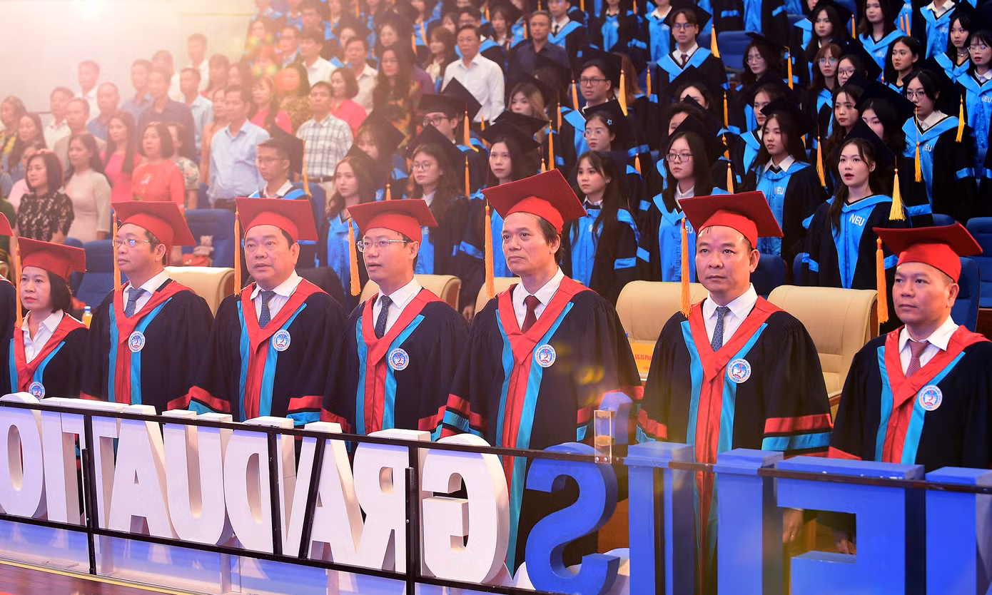 Ngày 24/08, tại Hà Nội, Trường ĐH Kinh tế Quốc dân tổ chức Lễ tốt nghiệp và trao bằng cử nhân năm 2024 cho 3690 sinh viên tốt nghiệp đại học chính quy. Dự lễ có PGS.TS Bùi Đức Thọ - Bí thư Đảng uỷ, Chủ tịch Hội đồng trường; GS.TS Phạm Hồng Chương – Hiệu trưởng nhà trường. Ảnh: Xuân Tùng