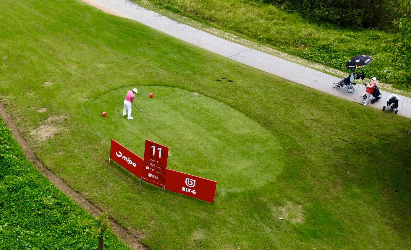 Nhằm tạo điều kiện tốt nhất cho 150 golfer tranh tài, Vinpearl Golf Hải Phòng đã có sự chuẩn bị kỹ lưỡng, đảm bảo cỏ ở teebox, fairway cũng như green và cỏ rough có màu sắc, kích thước thích hợp.