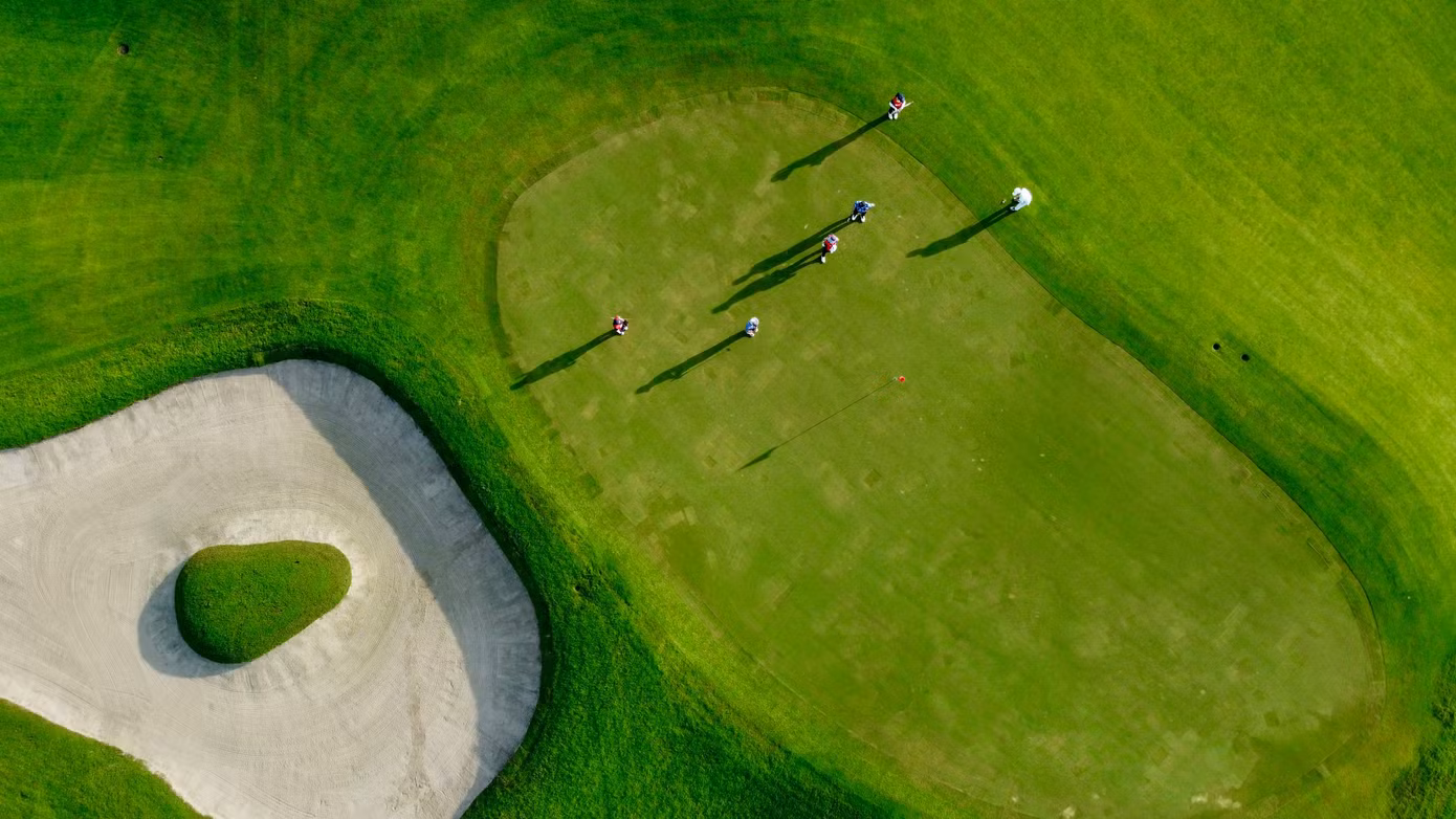 Khi cơn mưa qua đi, bầu trời Vũ Yên tươi xanh trở lại và bóng các golfer trải dài dưới ánh nắng. Họ đã thể hiện tinh thần thể thao và sự chuyên nghiệp cao nhất, cũng như ý chí sẵn sàng vượt qua mọi thử thách.