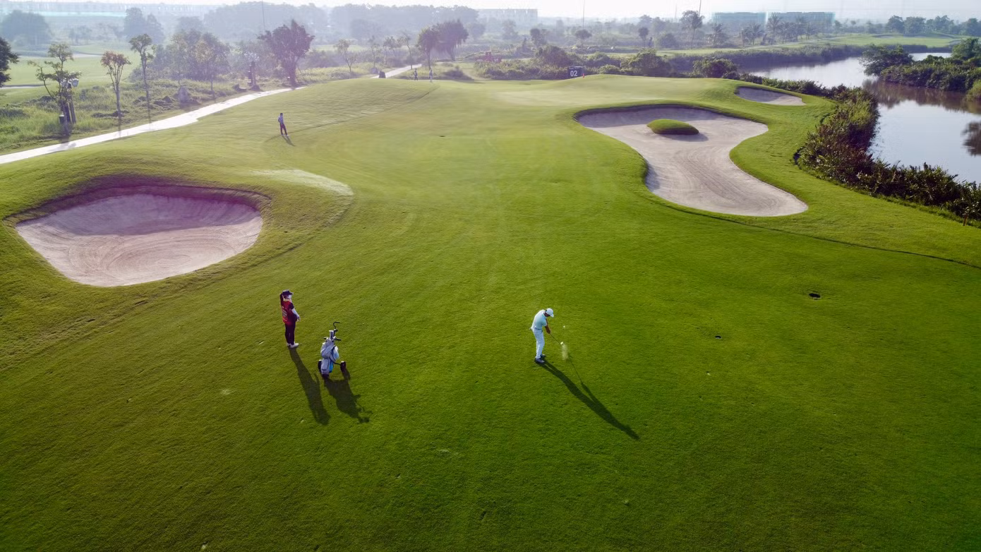 Khi cơn mưa qua đi, bầu trời Vũ Yên tươi xanh trở lại và bóng các golfer trải dài dưới ánh nắng. Họ đã thể hiện tinh thần thể thao và sự chuyên nghiệp cao nhất, cũng như ý chí sẵn sàng vượt qua mọi thử thách.