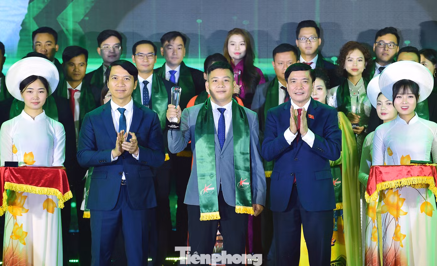 Tổng thư ký – Chủ nhiệm Văn phòng Quốc hội Bùi Văn Cường và Bí thư thường trực T.Ư Đoàn, Chủ tịch T.Ư Hội LHTN Việt Nam Nguyễn Ngọc Lương trao danh hiệu doanh nhân trẻ khởi nghiệp xuất sắc năm 2024. Ảnh: Xuân Tùng