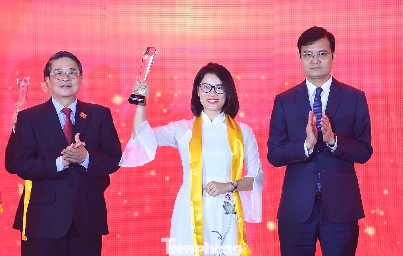 Phó Chủ tịch Quốc hội Nguyễn Đức Hải và Bí thư thứ nhất T.Ư Đoàn Bùi Quang Huy trao danh hiệu cho Top 10 doanh nhân trẻ khởi nghiệp xuất sắc năm 2024. Ảnh: Xuân Tùng
