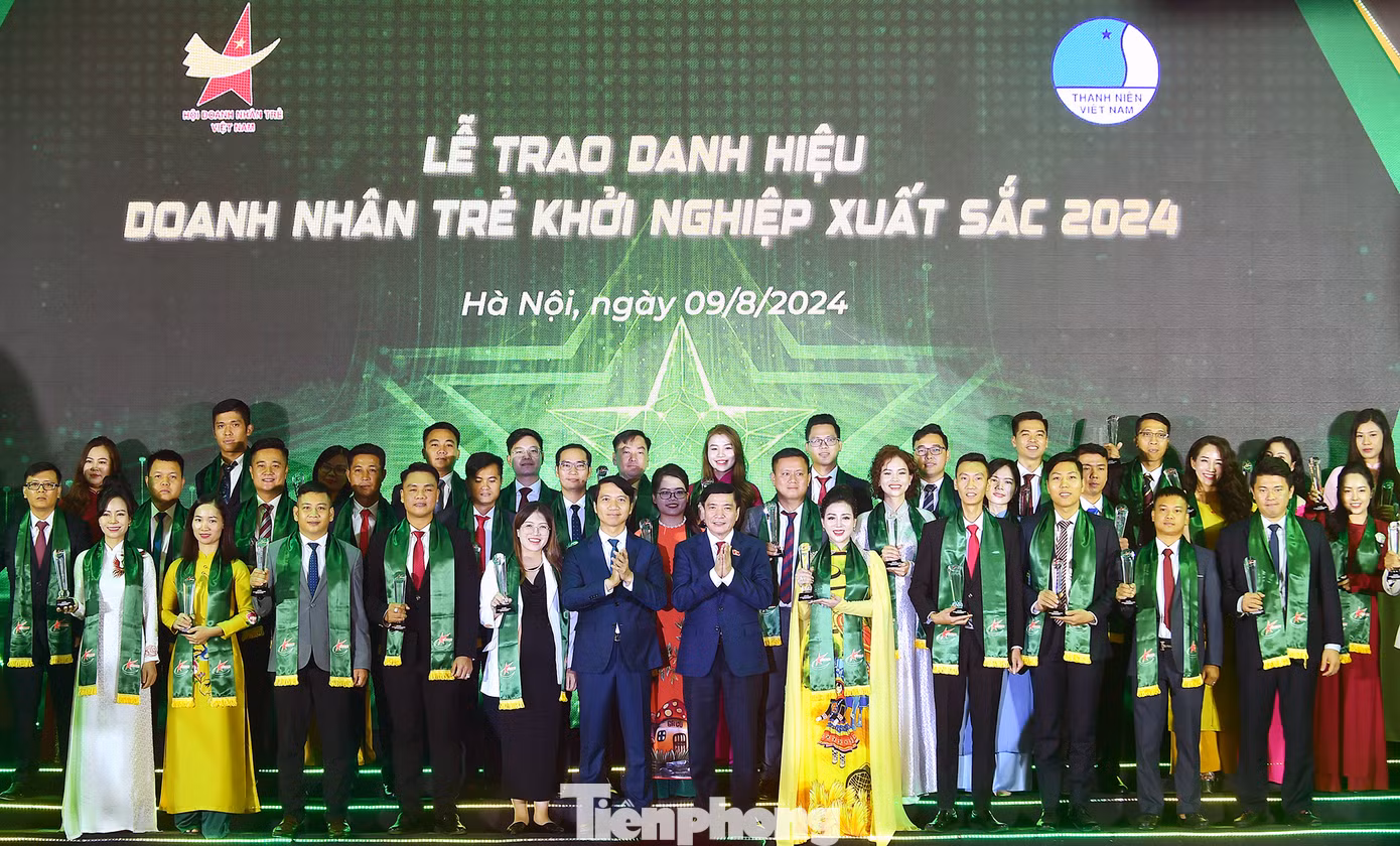 Doanh nhân trẻ khởi nghiệp xuất sắc năm 2024 được vinh danh tại chương trình. Ảnh: Xuân Tùng