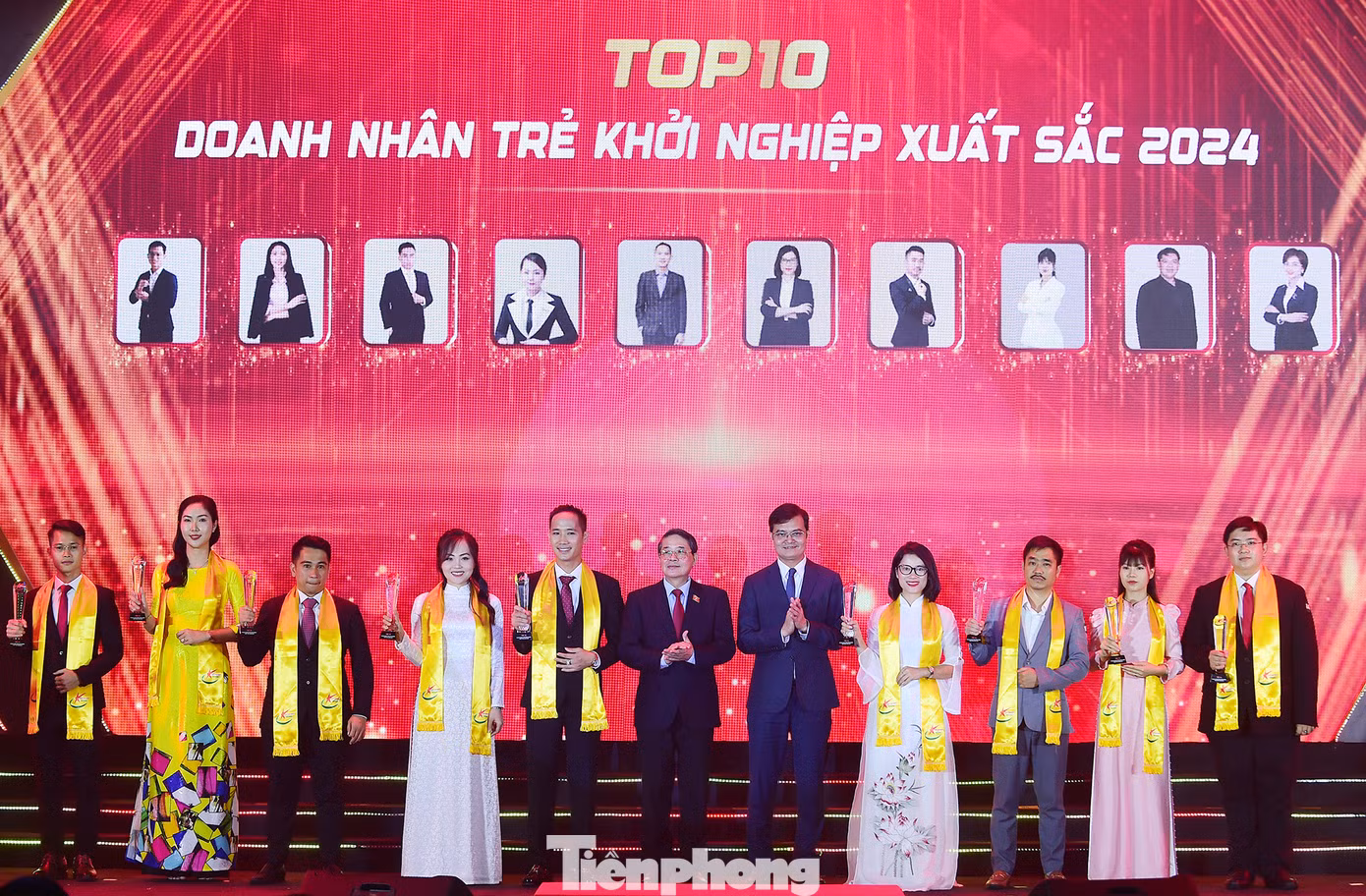 Top 10 Doanh nhân trẻ khởi nghiệp xuất sắc năm 2024 được vinh danh tại chương trình. Ảnh: Xuân Tùng