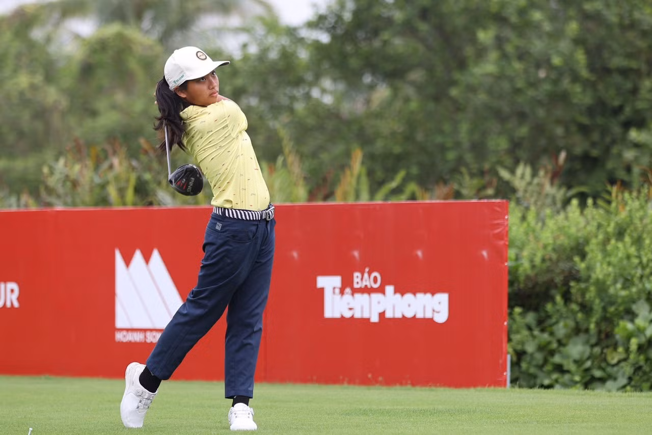 Linh đã có 3 năm gắn bó với bộ môn golf và được truyền cảm hứng từ bố. Đến nay, Linh đã đạt được nhiều thành tích đáng nể, như vô địch U11 nữ tại chặng 3 VGA Junior Tour, vô địch vòng đối kháng bảng U11 và U13 ở chặng 4. Linh đã có 3 năm gắn bó với bộ môn golf và được truyền cảm hứng từ bố. Đến nay, Linh đã đạt được nhiều thành tích đáng nể, như vô địch U11 nữ tại chặng 3 VGA Junior Tour, vô địch vòng đối kháng bảng U11 và U13 ở chặng 4.