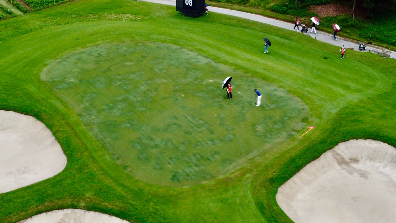 Trao đổi với phóng viên báo Tiền Phong, golfer Đồng Thị Nhật bày tỏ sự thích thú khi được quay lại và thi đấu tại Vinpearl Golf Hải Phòng. "Thoạt nhìn có vẻ dễ, nhưng chơi rồi mới thấy sân này có rất nhiều thử thách tiềm ẩn", golfer sinh năm 1983 chia sẻ, "Điều này khiến tôi vô cùng hào hứng và buộc phải tính toán kỹ lưỡng ở từng hố đấu".