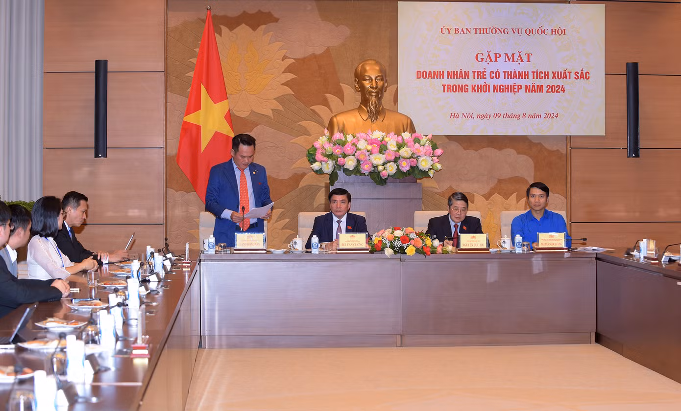 Anh Đặng Hồng Anh báo cáo tại chương trình. Ảnh: Xuân Tùng
