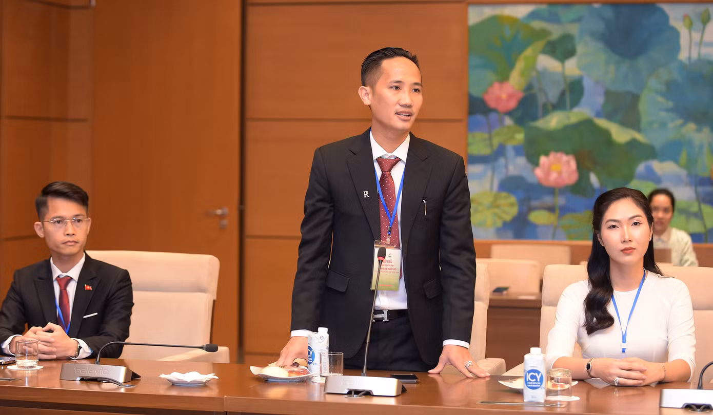 Các đại biểu doanh nhân trẻ khởi nghiệp xuất sắc năm 2024 phát biểu đề xuất tại chương trình. Ảnh: Xuân Tùng