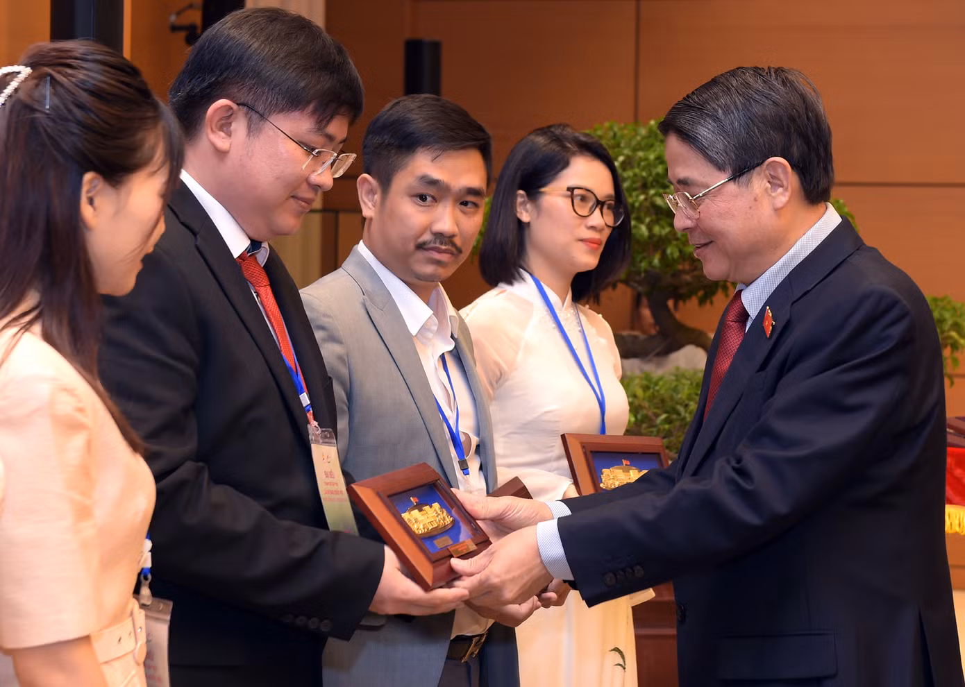 Phó Chủ tịch Quốc hội tặng quà Top 10 Doanh nhân trẻ khởi nghiệp xuất sắc 2024 tại buổi gặp mặt. Ảnh: Xuân Tùng