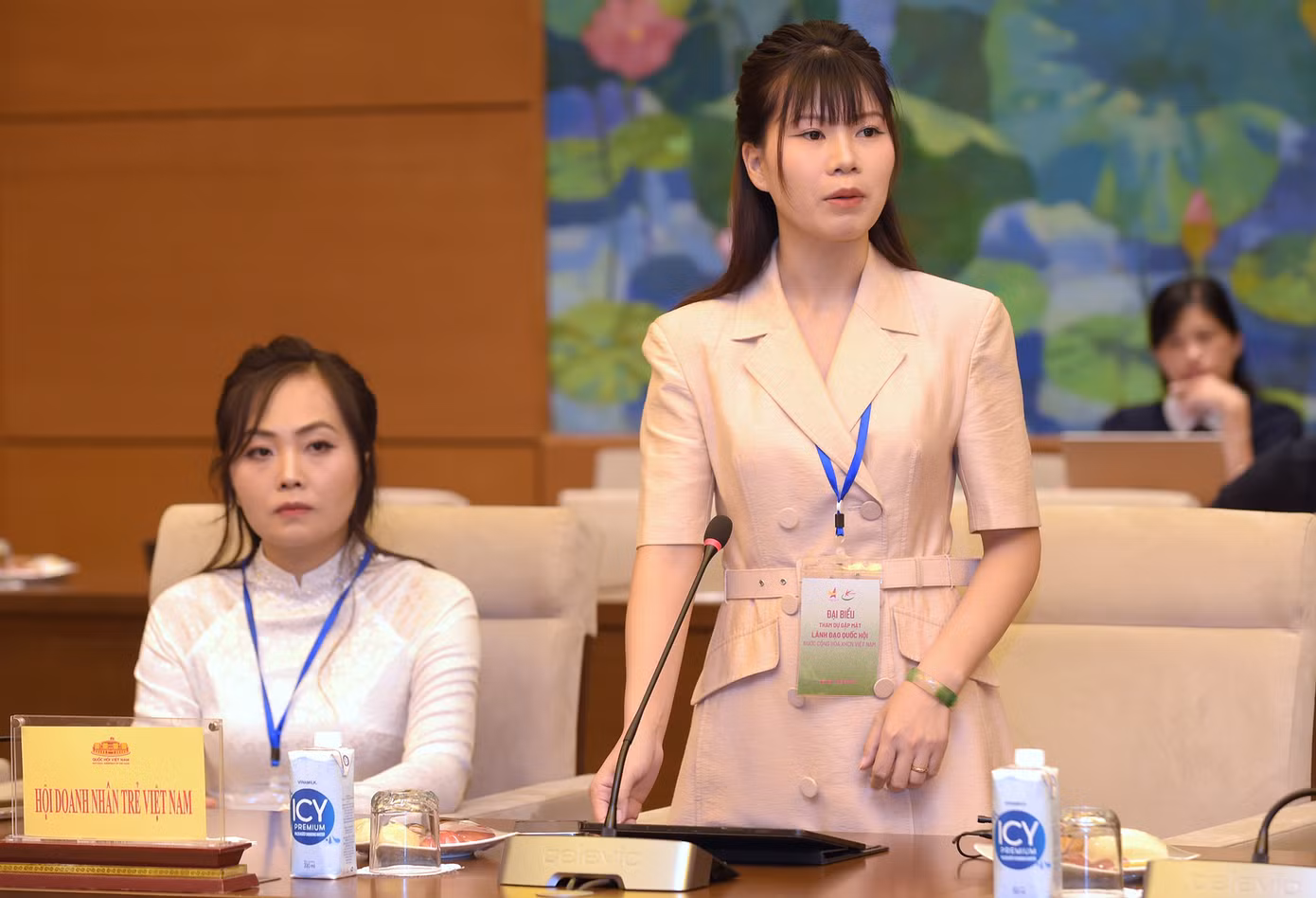 Các đại biểu doanh nhân trẻ khởi nghiệp xuất sắc năm 2024 phát biểu đề xuất tại chương trình. Ảnh: Xuân Tùng