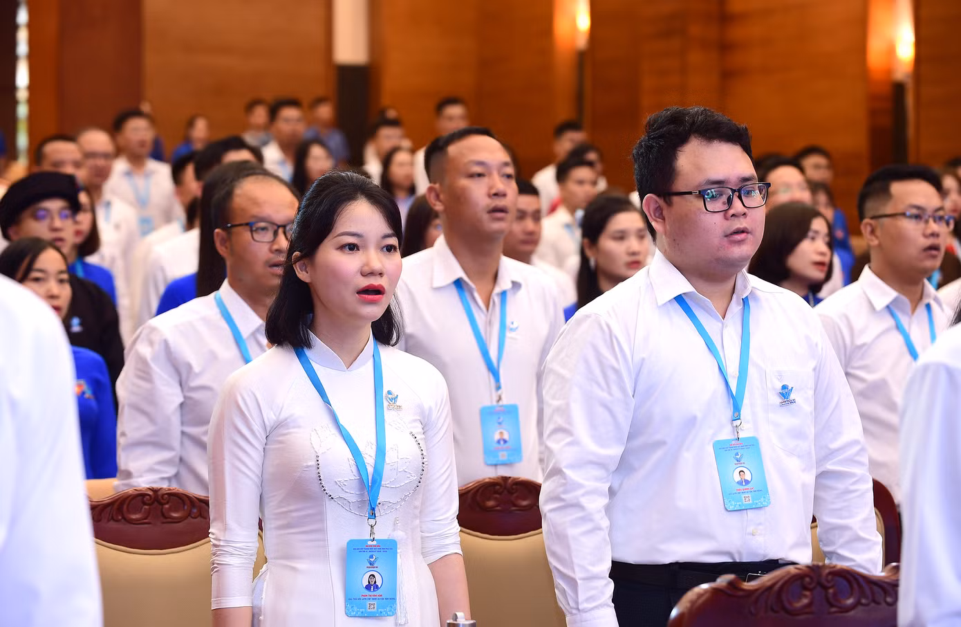 Các đại biểu thực hiện nghi lễ chào cờ. Ảnh: Xuân Tùng