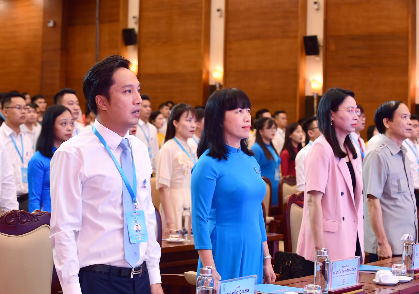Các đại biểu thực hiện nghi lễ chào cờ. Ảnh: Xuân Tùng