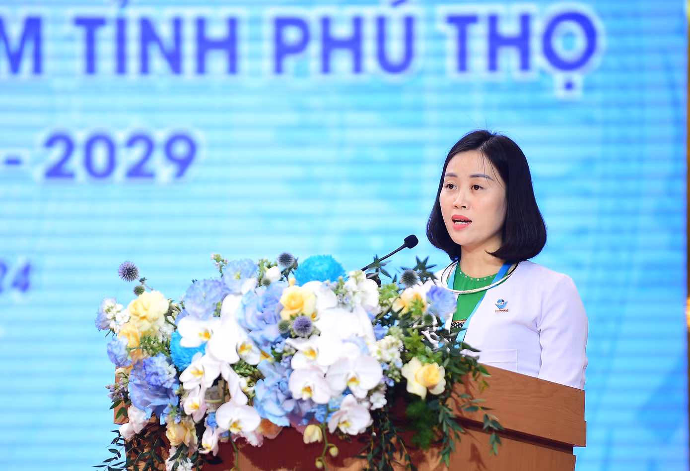 Chị Đinh Thị Tuyết Mai - Phó Bí thư Tỉnh Đoàn, Ủy viên Ủy ban Hội LHTN Việt Nam tỉnh Phú Thọ khóa V, trình bày chương trình làm việc, nội quy Đại hội. Ảnh: Xuân Tùng