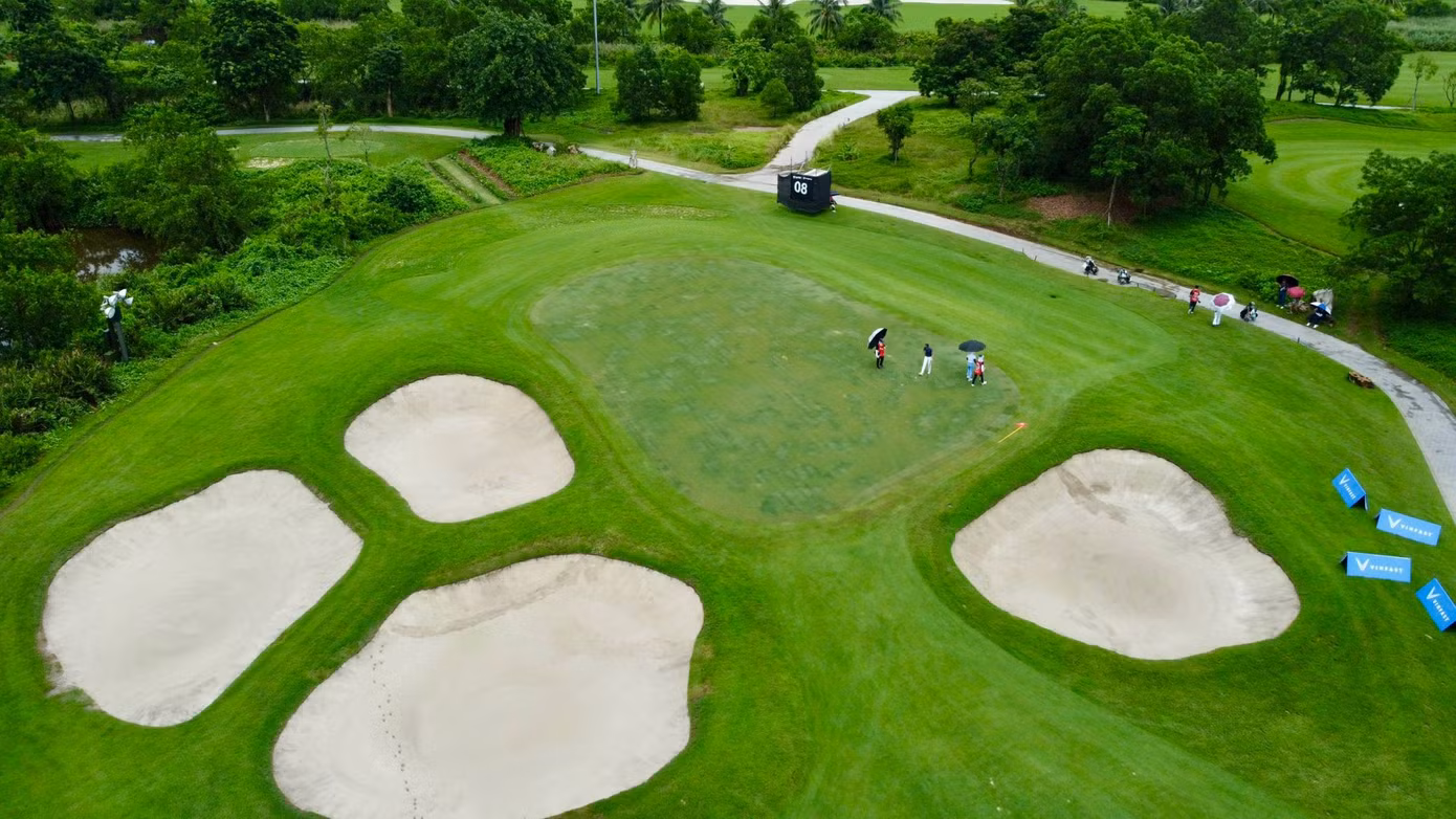 Trong ngày đầu tiên Giải Vô địch Golf Quốc gia 2024, Cúp VinFast - Hải Phòng, sân đấu không phải là thử thách duy nhất tại Vinpearl Golf Hải Phòng. Những cơn mưa bất chợt đổ xuống vào buổi sáng và càng lớn hơn vào buổi chiều tạo ra nhiều khó khăn cho các golfer.