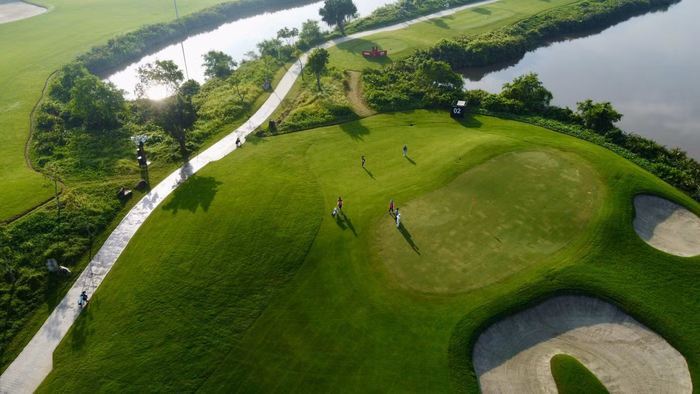 Khi cơn mưa qua đi, bầu trời Vũ Yên tươi xanh trở lại và bóng các golfer trải dài dưới ánh nắng. Họ đã thể hiện tinh thần thể thao và sự chuyên nghiệp cao nhất, cũng như ý chí sẵn sàng vượt qua mọi thử thách.