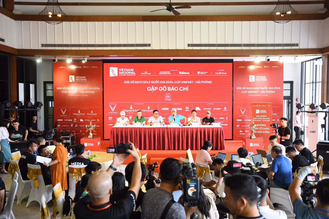 Quang cảnh buổi gặp mặt báo chí của Ban tổ chức Giải Vô địch Golf Quốc gia 2024, Cúp VinFast - Hải Phòng. Quang cảnh buổi gặp mặt báo chí của Ban tổ chức Giải Vô địch Golf Quốc gia 2024, Cúp VinFast - Hải Phòng.