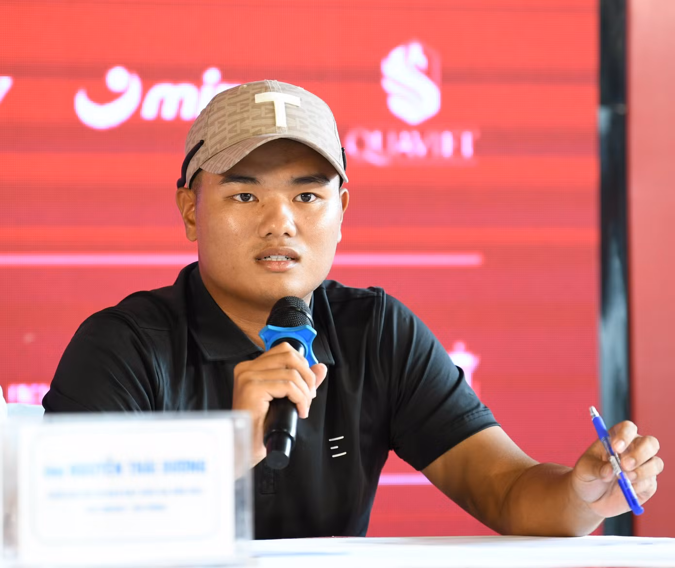 Golfer Nguyễn Nhất Long chia sẻ tại buổi gặp mặt báo chí. Golfer Nguyễn Nhất Long chia sẻ tại buổi gặp mặt báo chí.