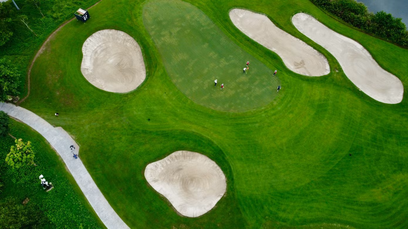 Bất chấp điều đó, không ít golfer đã có một ngày thi đấu xuất sắc, đạt điểm âm so với 72 gậy chuẩn.