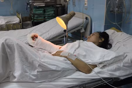 Nạn nhân Nguyễn Thị Ngọc Thúy đang điều trị tại BV Chấn thương chỉnh hình TPHCM