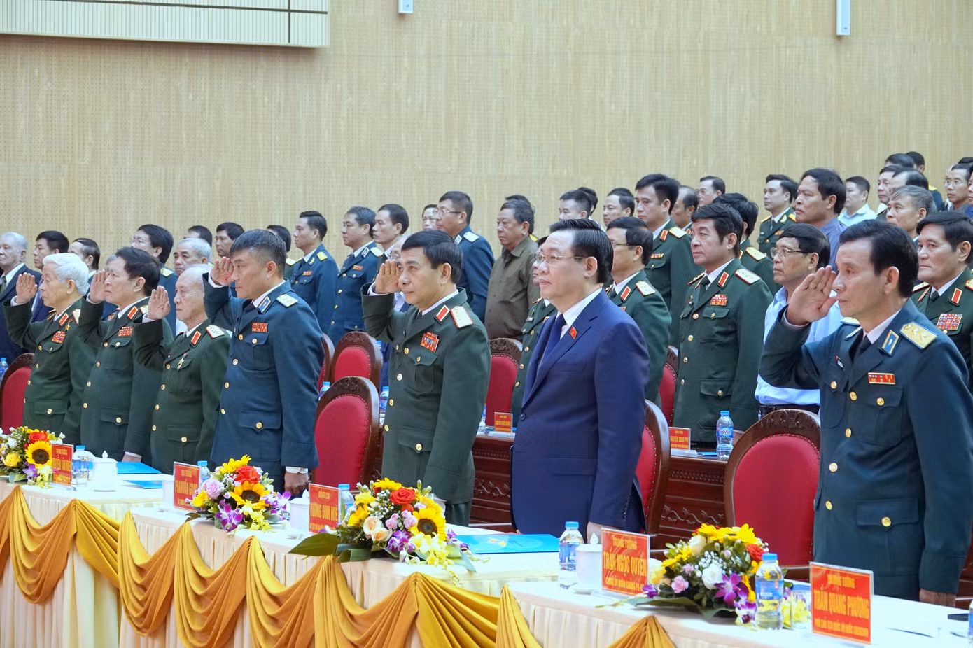 Chủ tịch Quốc hội Vương Đình Huệ cùng các đại biểu dự lễ kỷ niệm làm lễ chào cờ. Ảnh: Nguyễn Minh Chủ tịch Quốc hội Vương Đình Huệ cùng các đại biểu dự lễ kỷ niệm làm lễ chào cờ. Ảnh: Nguyễn Minh