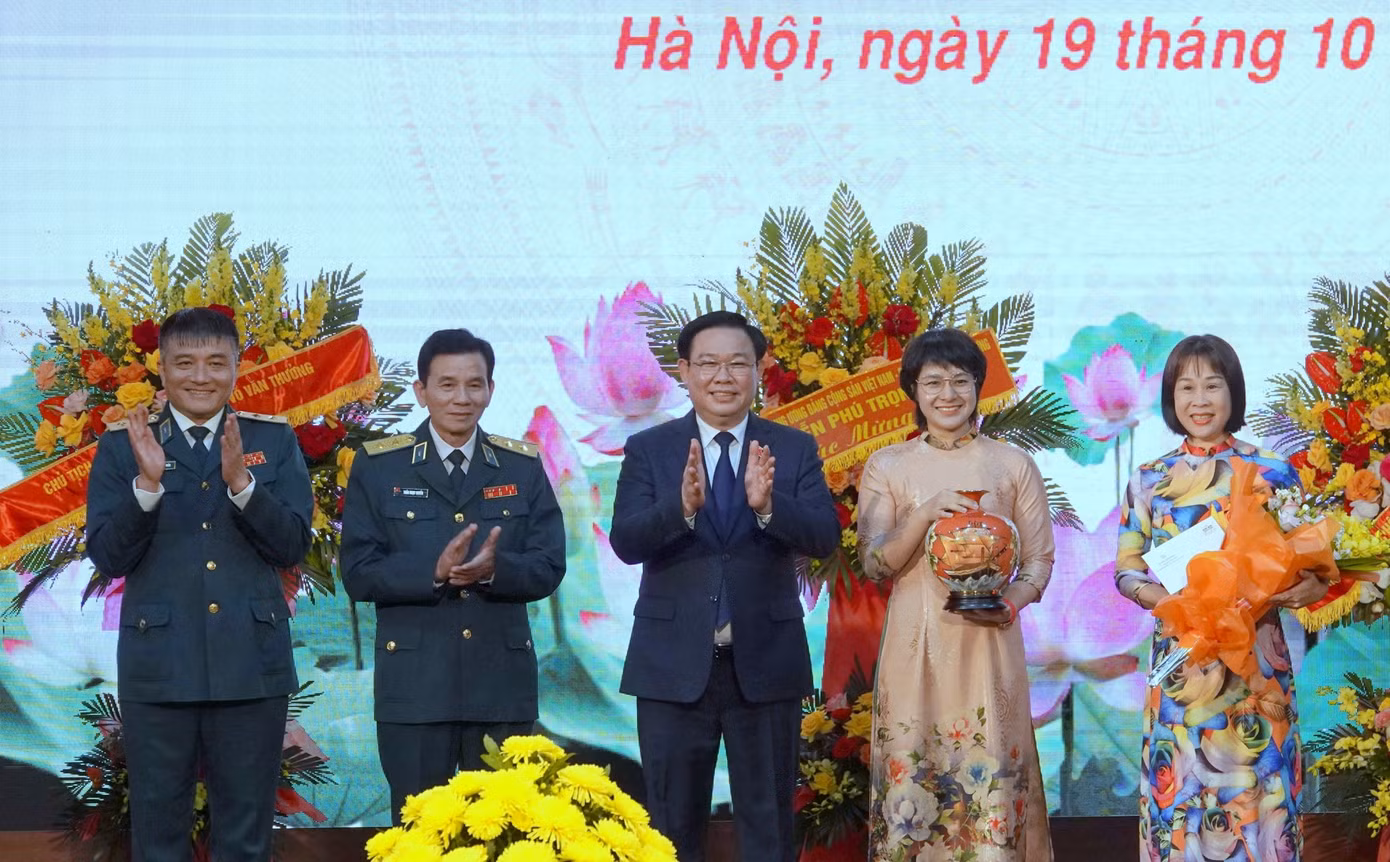 Tại lễ kỷ niệm, Chủ tịch Quốc hội trao quà tặng Phụ nữ Quân chủng PK-KQ, nhân ngày thành lập Hội LHPN Việt Nam 20/10. Tại lễ kỷ niệm, Chủ tịch Quốc hội trao quà tặng Phụ nữ Quân chủng PK-KQ, nhân ngày thành lập Hội LHPN Việt Nam 20/10.